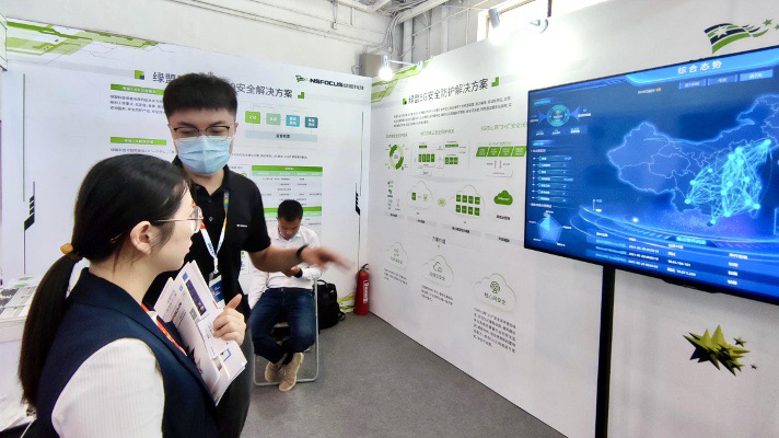 电脑前的人中度可信度描述已自动生成