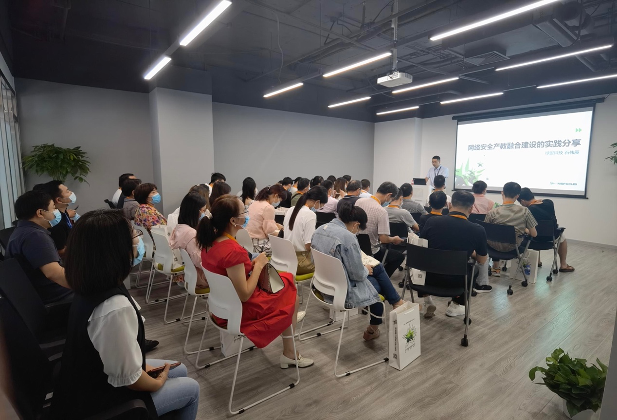 大厅里的人们描述已自动生成